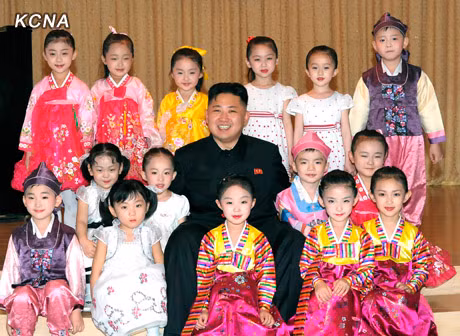 Nhà lãnh đạo Kim Jong Un tại một trường tiều học ở thủ đô Bình Nhưỡng. Ảnh: KCNA