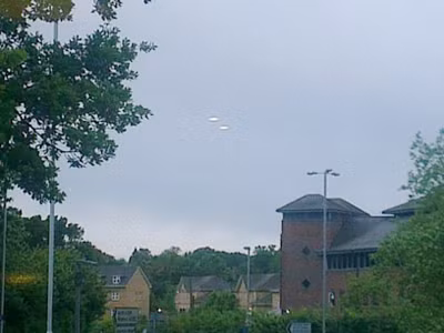 Cặp UFO bay trên bầu trời thành phố Bracknell ở phía nam nước Anh vào tối 14/6. Ảnh: Steve Lambert