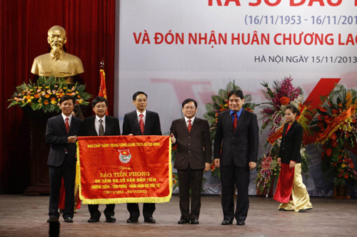 Đồng chí Bùi Đắc Vinh, Ủy viên dự khuyết BCH Trung ương Đảng, Bí thư Thứ nhất Trung ương Đoàn trao tặng bức Trướng thêu dòng chữ: 'BÁO TIÈN PHONG – 60 NĂM RA SỐ ĐẦU TIÊN: TIÊN PHONG – TRƯỞNG THÀNH – ĐỒNG HÀNH VỚI TUỔI TRẺ'