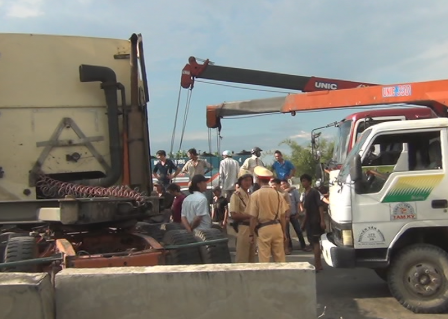 Xe đầu kéo “càn quét” dải phân cách, giao thông kẹt cứng ảnh 4