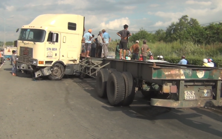 Xe đầu kéo “càn quét” dải phân cách, giao thông kẹt cứng ảnh 1