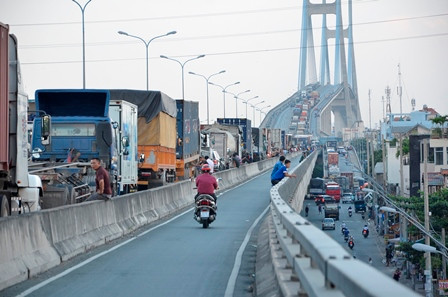 Xe đầu kéo “càn quét” dải phân cách, giao thông kẹt cứng ảnh 3