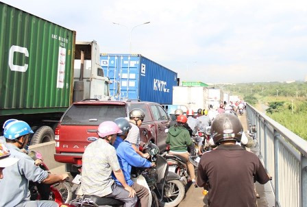 Xe đầu kéo “càn quét” dải phân cách, giao thông kẹt cứng ảnh 2