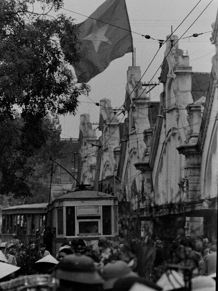 Chợ Đồng Xuân thời đó vẫn đủ 5 nhịp mái, cửa chợ và ga tàu nên rất đông đúc