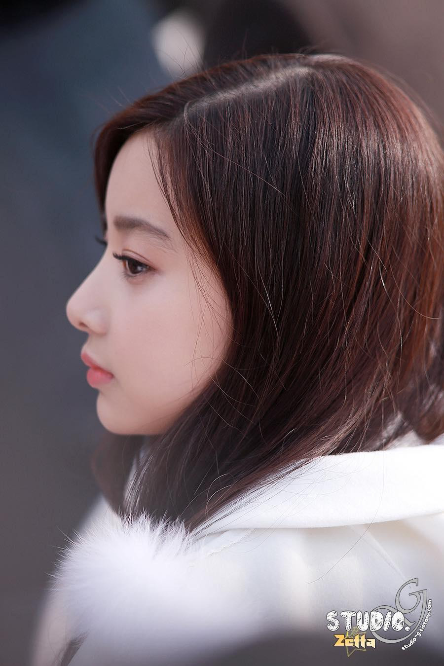 Trước đó, vào đầu tháng 3, em trai của Hyunjoo đã viết thư tố cáo hành vi bắt nạt của APRIL với Hyunjoo, khiến nữ thần tượng suy sụp muốn tự tử. Trước đó, vào đầu tháng 3, em trai của Hyunjoo đã viết thư tố cáo hành vi bắt nạt của APRIL với Hyunjoo, khiến nữ thần tượng suy sụp muốn tự tử.