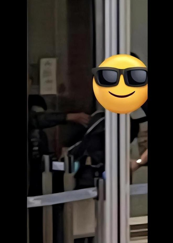 Ngoài ra, cư dân mạng còn chụp được hình ảnh tại cửa kiểm tra an ninh ở sân bay, nhân viên đẩy cậu con trai Tomato của Son Ye Jin và Hyun Bin qua cửa kiểm tra an ninh. Có thể khẳng định lần này cả gia đình ba người sẽ cùng nhau xuất hiện tại Nhật Bản, một bên là chồng Hyun Bin lo liệu công việc, một bên là Son Ye Jin đi 'du lịch' cùng chồng con.