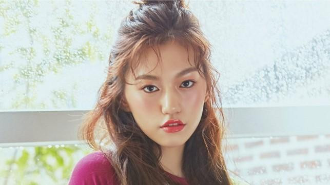 Kim Doyeon sinh năm 1999 và được biết đến khi tham gia chương trình Produce 101 mùa đầu tiên, thành công trở thành một mảnh ghép của nhóm nhạc ra mắt I.O.I. Cô nàng gây ấn tượng &apos;cực mạnh&apos; với chiều cao 1m73, khung xương mảnh và khuôn mặt có thần thái của một siêu mẫu. Sau khi I.O.I tan rã, Kim Doyeon cùng Choi Yoojung – cũng là một thành viên của I.O.I ra mắt trong Weki Meki vào năm 2017.