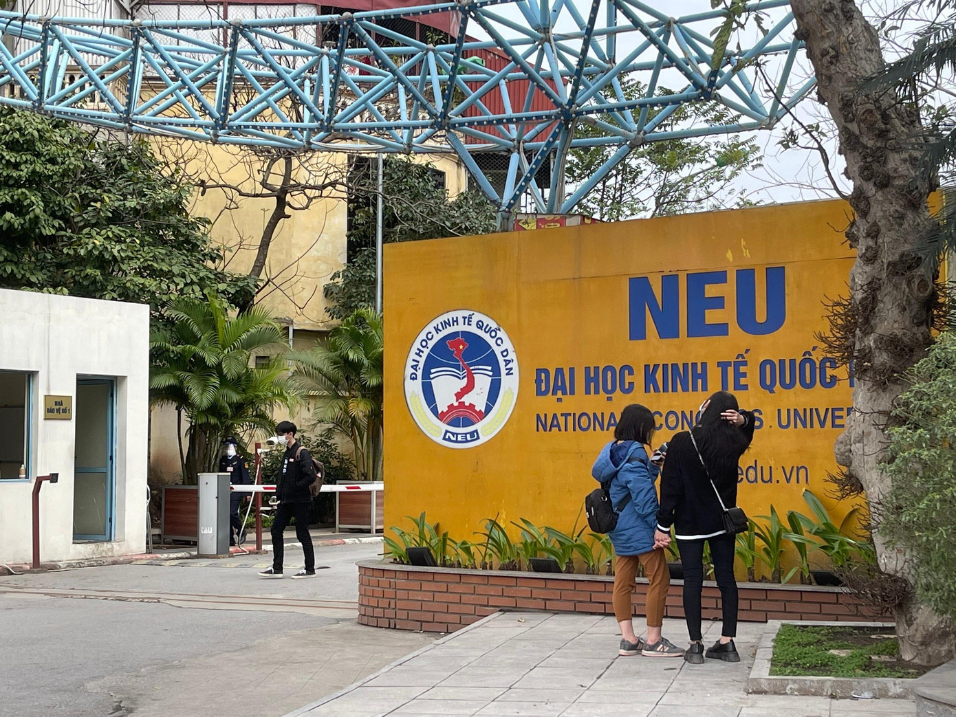 ĐH Bách khoa Hà Nội và ĐH Kinh tế Quốc dân là hai trong số những trường ĐH cho sinh viên đi học trở lại sớm nhất. ĐH Bách khoa Hà Nội và ĐH Kinh tế Quốc dân là hai trong số những trường ĐH cho sinh viên đi học trở lại sớm nhất.