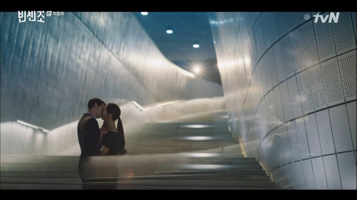 Kết thúc bộ phim với nụ hôn vô cùng ngọt ngào nhưng Vincenzo và Hong Cha Young vẫn chưa cho nhau một “danh phận” rõ ràng