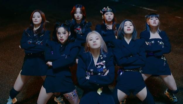 NMIXX thể hiện cả khía cạnh mạnh mẽ...