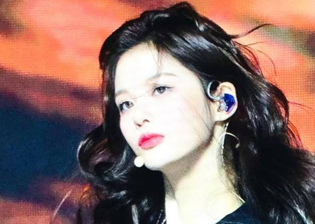 Mái tóc bồng bềnh càng làm nổi bật vẻ đẹp như búp bê của Sullyoon.