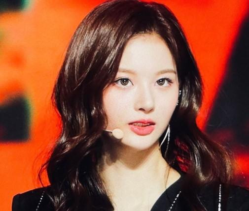 Ảnh chất lượng thấp nhưng &apos;visual&apos; của Sullyoon thì chất lượng cao.