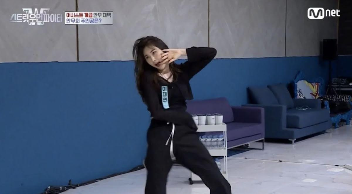 Trong tập mới nhất của chương trình, Lee Chaeyeon đã có một màn trình diễn vô cùng ấn tượng với những động tác tự biên đạo. Nhưng cô liên tiếp nhận về những lời nhận xét tiêu cực vì “sự giống thần tượng” của mình.