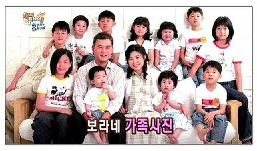 Gia đình Nam Bo Ra (thời điểm này 3 người em út của cô chưa ra đời).