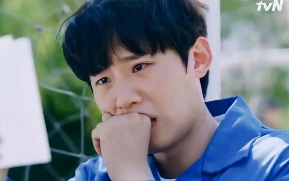 Dù biết Vincenzo chỉ lợi dụng mình nhưng Min Seong đã thật lòng yêu chàng Mafia Ý điển trai. Song Joong Ki và Kim Sung Cheol đã “gây bão” khi cùng diễn một chuyện tình đam mỹ vô cùng đáng yêu trong tập 8 của 'Vincenzo'.