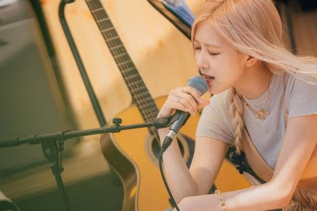 Blackpink Rosé vừa qua khiến cư dân mạng ngạc nhiên trước giọng hát quyến rũ và biểu cảm khi thể hiện ca khúc 'Slow Dancing In A Burning Room' của John Mayer trong chương trình "The Sea I Wished For" của JTBC.