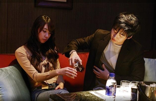 Một trai bao B từng làm việc cùng bạn trai của Han Ye Seul tiết lộ với Dispatch rằng: “Cậu ta giống trai bao hơn là tiếp viên. Trai bao sẽ ngủ với khách. Khách nữ chọn trai bao, và bởi các nhân viên được luân chuyển suốt, nên sẽ tốn rất nhiều tiền để yêu cầu được đúng người họ muốn”.- Hình ảnh từ bộ phim 'Beastie Boys'. Một trai bao B từng làm việc cùng bạn trai của Han Ye Seul tiết lộ với Dispatch rằng: “Cậu ta giống trai bao hơn là tiếp viên. Trai bao sẽ ngủ với khách. Khách nữ chọn trai bao, và bởi các nhân viên được luân chuyển suốt, nên sẽ tốn rất nhiều tiền để yêu cầu được đúng người họ muốn”.- Hình ảnh từ bộ phim 'Beastie Boys'.