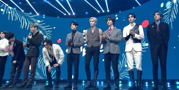 Các thành viên đều vô cùng xúc động và bất ngờ.