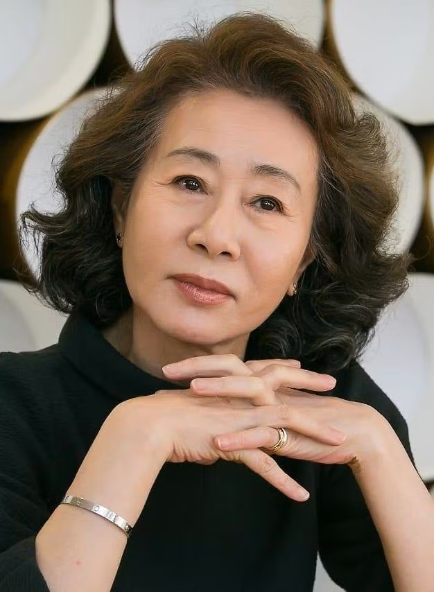 Nữ diễn viên Hàn Quốc đầu tiên đoạt giải Oscar, Youn Yuh Jung tình cơ vào vai Sunja (lúc về già), đây cũng là tên nhân vật của cô trong bộ phim được đề cử Oscar, Minari