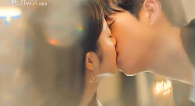 Điểm sáng nhất” của tập cuối chắc có lẽ là nụ hôn mà khán giả đã mong chờ rất lâu của cặp “gà bông” Bae Rona và Seok Hoon (Lee Young Dae). Được bình chọn là một trong những cặp đôi “vất vả nhất” mới đến được với nhau, một nụ hôn nhẹ nhàng ngọt ngào của Rona và Seok Hoon đã đủ khiến khán giả cảm thấy thỏa mãn.