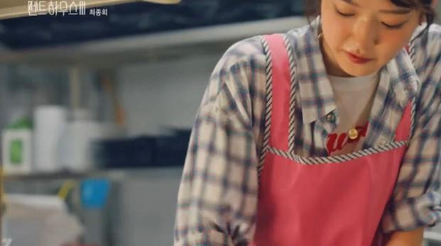 Cô tiểu thư đỏng đảnh Seok Kyung (Han Ji Hyun) đã thực sự trưởng thành sau bao biến cố. Cô nàng đã trở thành cô giáo, xin làm phục vụ tại một quán ăn để tự trang trải cho cuộc sống của mình. Seok Kyung cũng kiên quyết không nhận tiền của anh trai, cô nàng muốn sống một cuộc sống như người chị quá cố Min Seol Ah của mình đã từng sống.