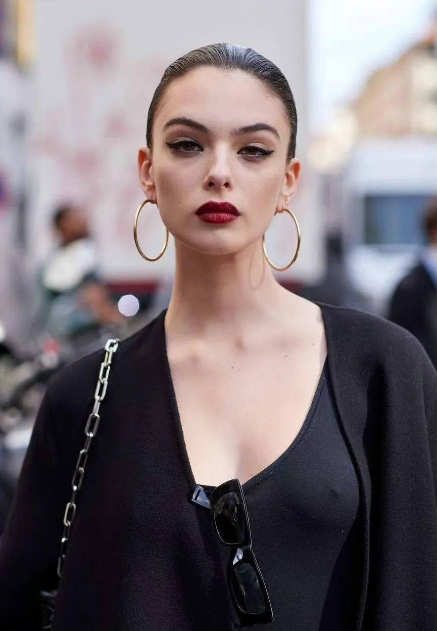 Có thể nhìn thấy hình bóng của Monica Bellucci qua đôi môi và chiếc mũi ở Deva Cassel, nhưng so với người mẹ quyến rũ nóng bỏng, khuôn mặt của Deva Cassel có cảm giác &apos;thanh tú như yêu tinh&apos;. Cô là một trong số ít những ngôi sao thế hệ thứ hai thành công được thừa hưởng gen trội cũng như nét đẹp của cả bố lẫn mẹ và tận dụng chúng một cách tối đa.