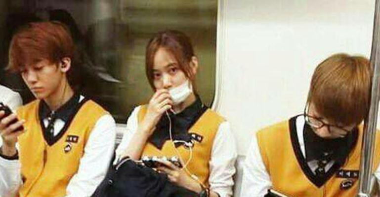 Bức ảnh cực nổi tiếng của Jaemin và Jeno (NCT Dream) khi còn đi học, hai nam thần tượng ngồi 2 bên của nữ thực tập sinh để bảo vệ cho cô nàng.