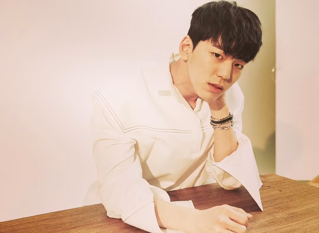 Ngoài ra, Idol còn có sự góp mặt của Kim Min Kyu – cựu thí sinh Produce X 101. Đây là lần ra mắt của anh chàng với công chúng lần đầu tiên với vai trò diễn viên. Kim Min Kyu sẽ hóa thân thành Seo Ji Han, center của nhóm nhạc nam nổi tiếng MARS. Là “con gà đẻ trứng vàng” cho công ty của Cha Jae Hyuk.