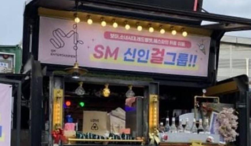 Xe tải café với nội dung ghi trên biển hiệu: “Chúc mừng nhóm nhạc nữ mới của SM: BoA x SNSD x Red Velvet x Aespa” Xe tải café với nội dung ghi trên biển hiệu: “Chúc mừng nhóm nhạc nữ mới của SM: BoA x SNSD x Red Velvet x Aespa”