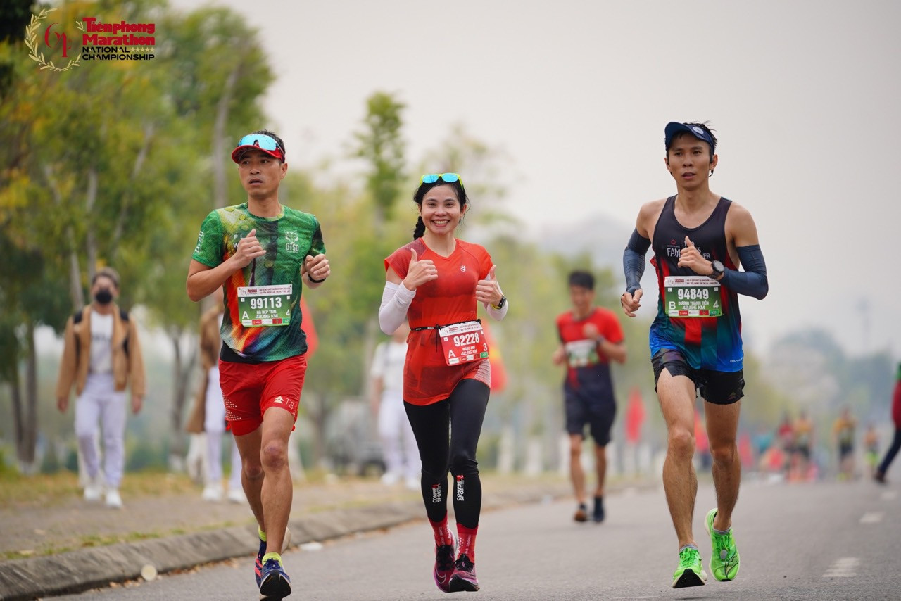 Ngọc Anh cùng 2 pacer (người dẫn tốc) đồng hành là runner Hà (CLB HRC) và Tuấn Anh (VUT), những người góp một phần không nhỏ trong thành công của cô nàng.