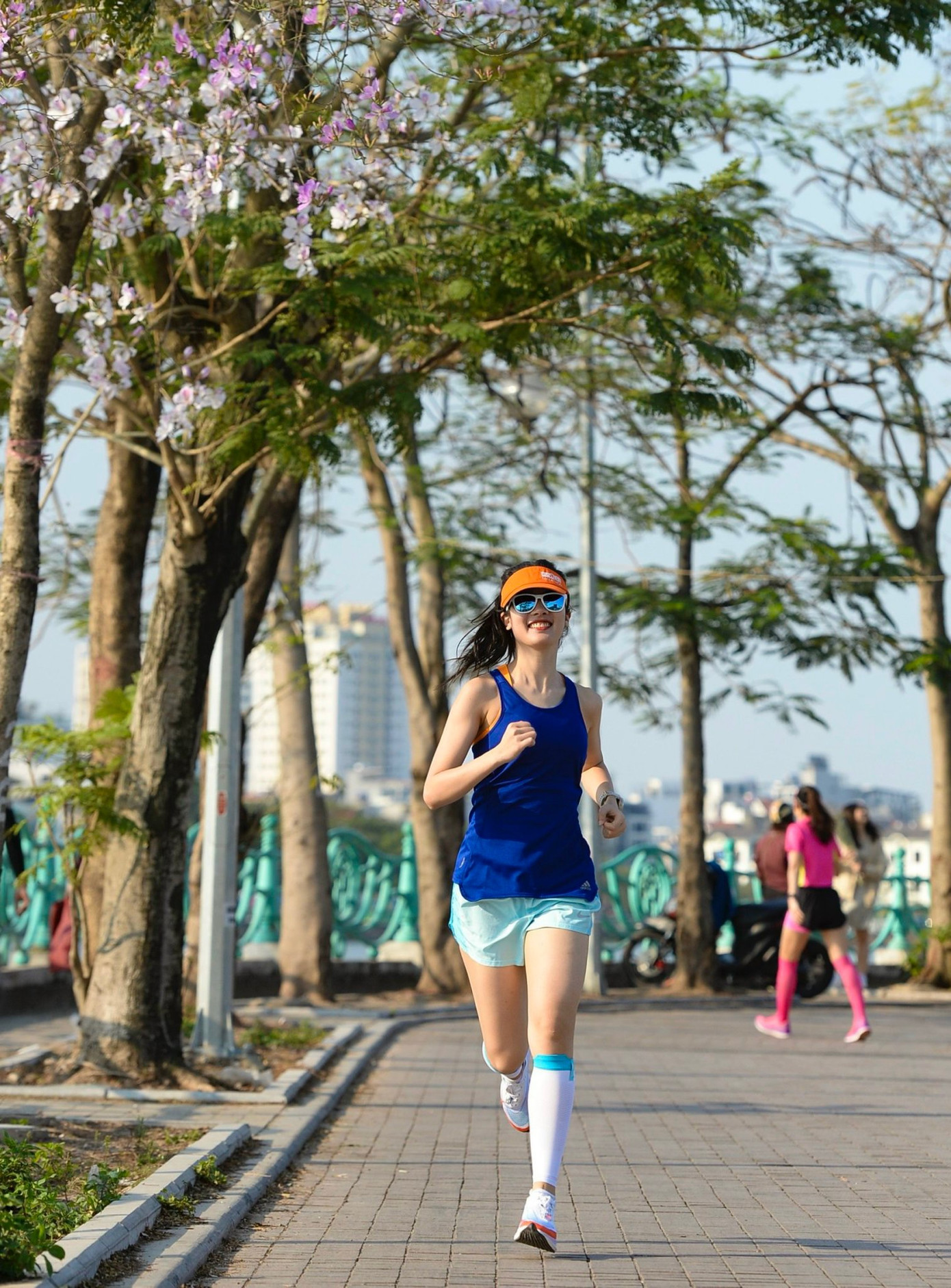 Đối với Nhàn, chạy bộ đem lại nhiều thứ cho người trẻ: "Có sức khỏe là có tất cả. Bạn không thể xây dựng những hoài bão trong một cơ thể yếu đuối. Chạy bộ ngoài việc cho bạn sức khỏe, sẽ giúp bạn xả stress. Mình đã thử và rất hiệu quả. Mỗi lần ức chế chuyện gì đó, mình thường xỏ giầy, có thể là chạy ở ngay công viên gần nhà, hoặc quanh khu chung cư thôi. Mỗi lần chạy một mình như vậy, mình sẽ tự nói chuyện với chính mình, và tìm được giải pháp cân bằng cuộc sống. Và một điều bạn không muốn - nhưng khi chạy bộ bạn sẽ 'được', đó là một vóc dáng đẹp, trẻ trung hơn. Có lời đồn không đúng đó là "chạy bộ chân sẽ to", mình chắc chắn rằng, chân bạn sẽ chỉ đẹp và thon gọn hơn mà thôi".