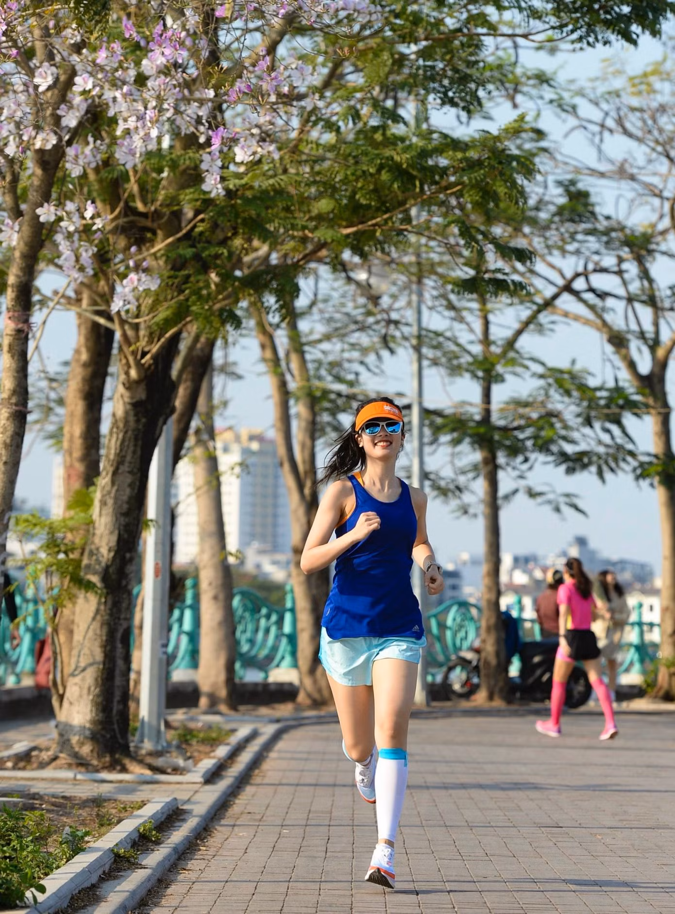 Đối với Nhàn, chạy bộ đem lại nhiều thứ cho người trẻ: "Có sức khỏe là có tất cả. Bạn không thể xây dựng những hoài bão trong một cơ thể yếu đuối. Chạy bộ ngoài việc cho bạn sức khỏe, sẽ giúp bạn xả stress. Mình đã thử và rất hiệu quả. Mỗi lần ức chế chuyện gì đó, mình thường xỏ giầy, có thể là chạy ở ngay công viên gần nhà, hoặc quanh khu chung cư thôi. Mỗi lần chạy một mình như vậy, mình sẽ tự nói chuyện với chính mình, và tìm được giải pháp cân bằng cuộc sống. Và một điều bạn không muốn - nhưng khi chạy bộ bạn sẽ 'được', đó là một vóc dáng đẹp, trẻ trung hơn. Có lời đồn không đúng đó là "chạy bộ chân sẽ to", mình chắc chắn rằng, chân bạn sẽ chỉ đẹp và thon gọn hơn mà thôi".