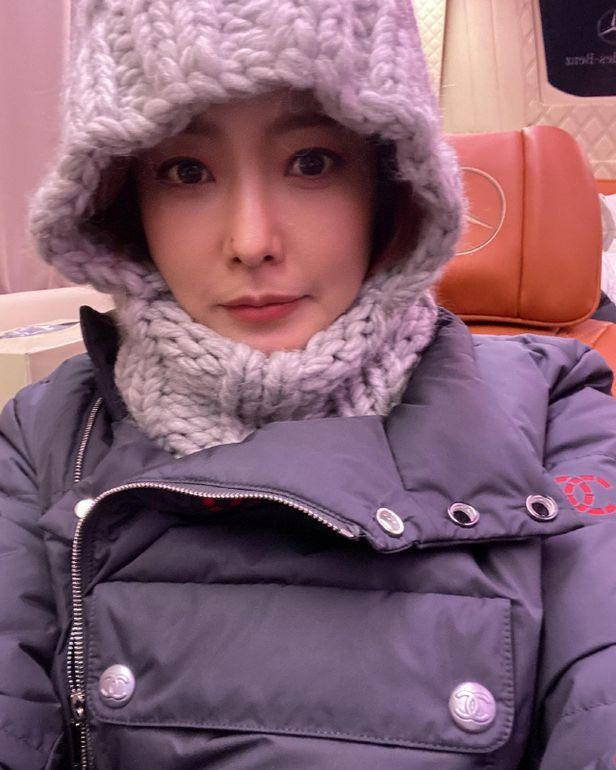 Dù đã ở tuổi 46, 'hào quang' của Kim Hee Sun vẫn không hề bị che lấp, kể cả khi đội mũ.