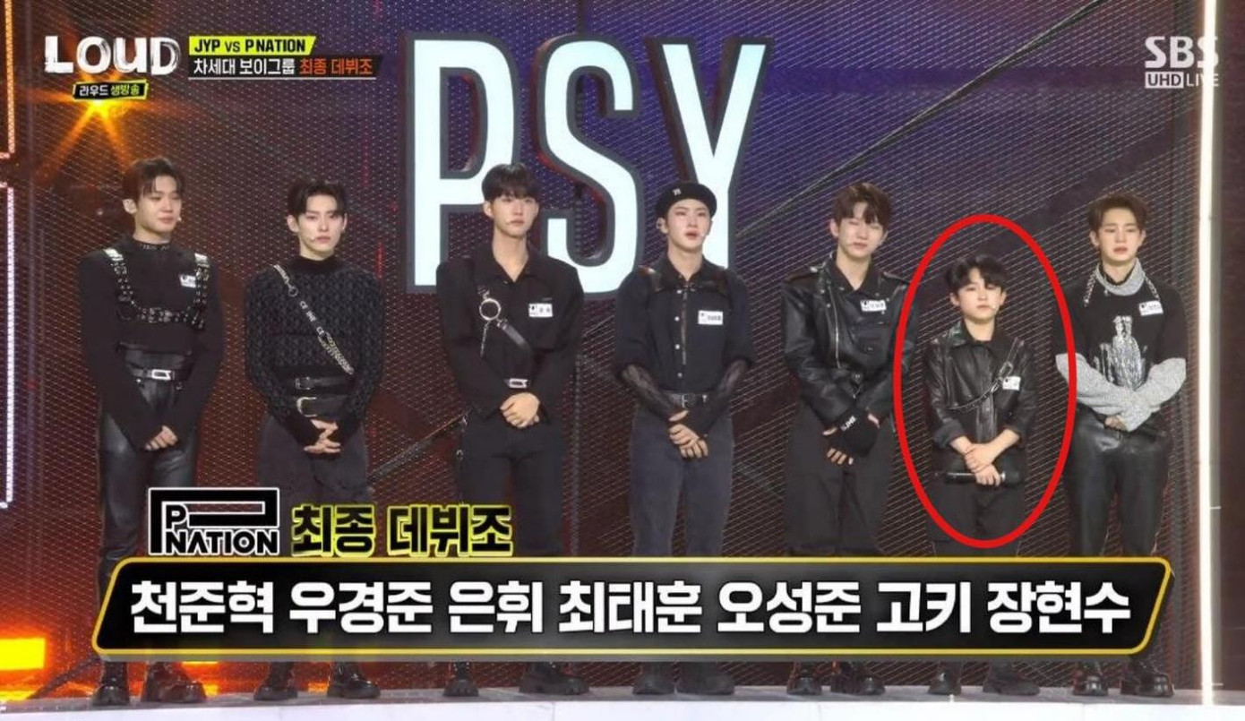 Chênh lệch về độ tuổi, ngoại hình giữa Tanaka Koki và các thành viên là rất lớn.