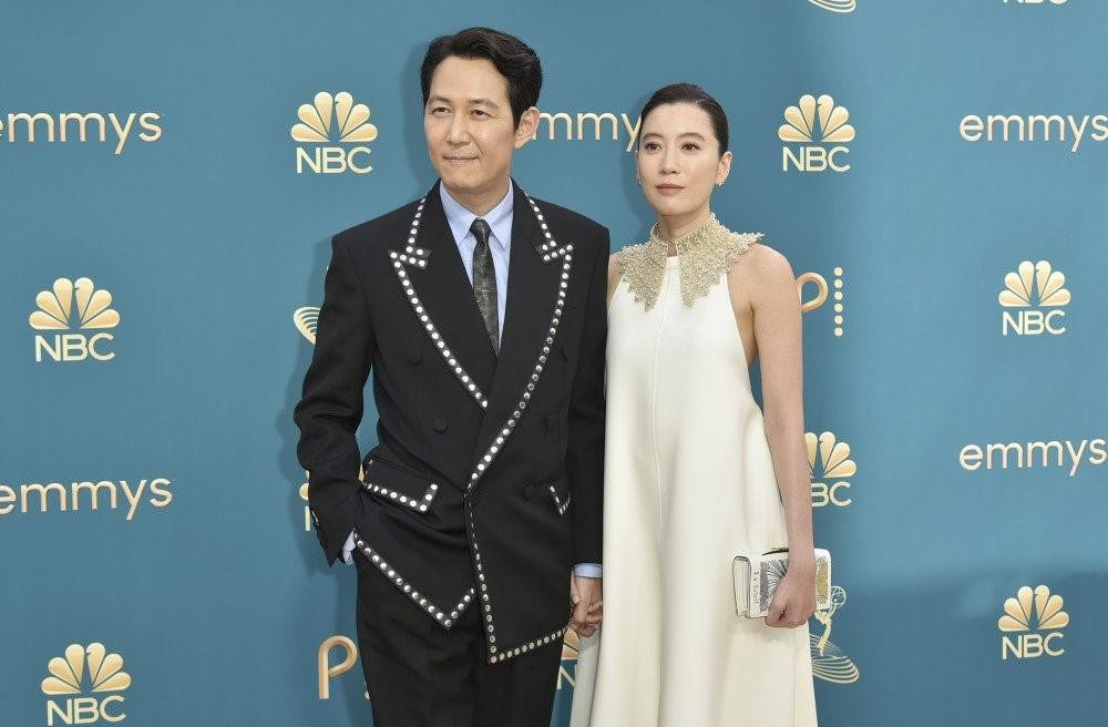 Lee Jung Jae đặc biệt chiếm 'spotlight' khi xuất hiện cùng người bạn gái quyền lực trong truyền thuyết của mình, Lim Se Ryung. Họ được truyền thông nước ngoài nhận xét là “một cặp đôi tuyệt đẹp tạo nên những rung cảm tinh tế, sang trọng”. Lee Jung Jae đã công khai mối quan hệ với Lim Se Ryung từ trước, cô được biết đến với tư cách là phó chủ tịch tập đoàn Daesang, từ năm 2015 và là vợ cũ của “Thái tử” tập đoàn Samsung Lee Jae Yong. Cặp đôi trước đó đã cùng nhau xuất hiện trước công chúng tại Liên hoan phim Cannes vào đầu năm nay. Lee Jung Jae đặc biệt chiếm 'spotlight' khi xuất hiện cùng người bạn gái quyền lực trong truyền thuyết của mình, Lim Se Ryung. Họ được truyền thông nước ngoài nhận xét là “một cặp đôi tuyệt đẹp tạo nên những rung cảm tinh tế, sang trọng”. Lee Jung Jae đã công khai mối quan hệ với Lim Se Ryung từ trước, cô được biết đến với tư cách là phó chủ tịch tập đoàn Daesang, từ năm 2015 và là vợ cũ của “Thái tử” tập đoàn Samsung Lee Jae Yong. Cặp đôi trước đó đã cùng nhau xuất hiện trước công chúng tại Liên hoan phim Cannes vào đầu năm nay.