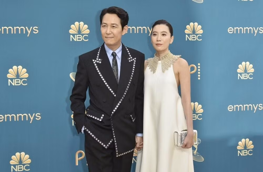 Lee Jung Jae đặc biệt chiếm 'spotlight' khi xuất hiện cùng người bạn gái quyền lực trong truyền thuyết của mình, Lim Se Ryung. Họ được truyền thông nước ngoài nhận xét là “một cặp đôi tuyệt đẹp tạo nên những rung cảm tinh tế, sang trọng”. Lee Jung Jae đã công khai mối quan hệ với Lim Se Ryung từ trước, cô được biết đến với tư cách là phó chủ tịch tập đoàn Daesang, từ năm 2015 và là vợ cũ của “Thái tử” tập đoàn Samsung Lee Jae Yong. Cặp đôi trước đó đã cùng nhau xuất hiện trước công chúng tại Liên hoan phim Cannes vào đầu năm nay. Lee Jung Jae đặc biệt chiếm 'spotlight' khi xuất hiện cùng người bạn gái quyền lực trong truyền thuyết của mình, Lim Se Ryung. Họ được truyền thông nước ngoài nhận xét là “một cặp đôi tuyệt đẹp tạo nên những rung cảm tinh tế, sang trọng”. Lee Jung Jae đã công khai mối quan hệ với Lim Se Ryung từ trước, cô được biết đến với tư cách là phó chủ tịch tập đoàn Daesang, từ năm 2015 và là vợ cũ của “Thái tử” tập đoàn Samsung Lee Jae Yong. Cặp đôi trước đó đã cùng nhau xuất hiện trước công chúng tại Liên hoan phim Cannes vào đầu năm nay.