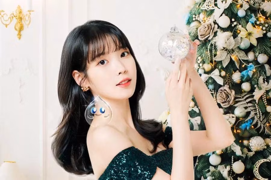 IU chọn cách ăn mừng ngày lễ này ý nghĩa hơn bao giờ hết khi thực hiện quyên góp 100 triệu won (khoảng 2 tỷ đồng) cho tổ chức từ thiện. Một phần của số tiền quyên góp sẽ được ChildFund Hàn Quốc gửi đến các gia đình có thu nhập thấp sử dụng để trang trải hóa đơn và mua quần áo ấm cho mùa Đông. Khoản tiền này cũng được dùng để hỗ trợ học bổng cho trẻ em và thanh thiếu niên được nuôi dưỡng bởi ông bà. Phần còn lại sẽ được Bệnh viện ASAN Seoul sử dụng để chi trả cho việc điều trị và phẫu thuật cho phụ nữ và trẻ em mắc bệnh ung thư. IU cho biết:“Đây là thời điểm khó khăn khi mọi người đều cảm thấy kiệt sức, nhưng tôi muốn chia sẻ cảm giác ấm áp và giúp đỡ những người cần. Tôi hy vọng rằng mọi người có thể trải qua một mùa Đông ấm áp”.