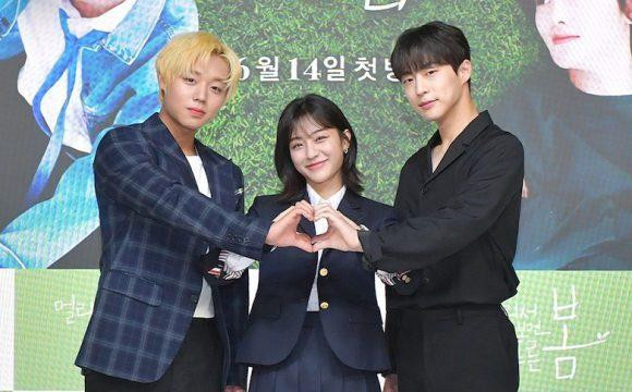 Quả thật với những hình ảnh chưa qua chỉnh sửa, Park Ji Hoon có phần kém sắc và fans của anh chàng cũng “đành” thừa nhận điều này. Nhưng cũng có nhiều ý kiến cho rằng, là do tạo hình nhân vật và màu tóc không phù hợp chứ không thể có chuyện Park Ji Hoon lại “xấu” được.