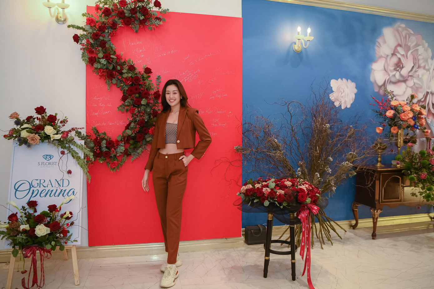 Hoa hậu Khánh Vân cực 'hút mắt' với trang phục năng động mà không kém phần quyến rũ trong bộ 'suit crop-top' gam màu nâu đất 'cực bắt trend'. Hoa hậu Khánh Vân cực 'hút mắt' với trang phục năng động mà không kém phần quyến rũ trong bộ 'suit crop-top' gam màu nâu đất 'cực bắt trend'.