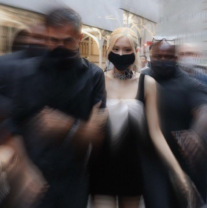 Khẩu trang cũng không che được chiếc nhan sắc này Khẩu trang cũng không che được chiếc nhan sắc này