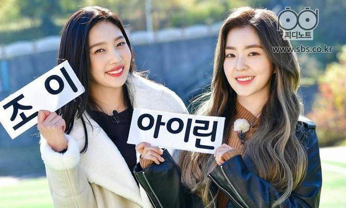 Joy chia sẻ: “Chị Irene rất nhạy cảm. Thật sự vô cùng nhạy cảm luôn đấy ạ, em luôn đóng cửa rất cẩn thận. Em đã cố gắng đóng cửa chậm rãi nhưng vẫn tạo nên âm thanh ‘koong’ một tiếng, mắt chị ấy mở to ngay lập tức. Làm em đứng tim luôn”.