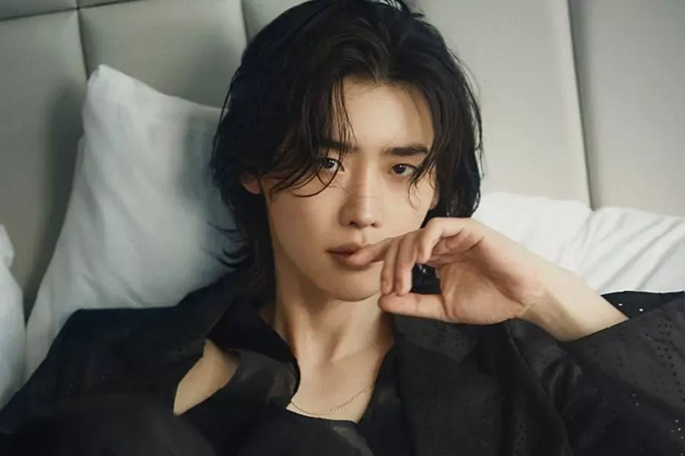 Lee Jong Suk sẽ đảm nhận vai diễn của một thuyền trưởng Hải quân vô cùng trung thành với thủy thủ trong đoàn phụ trách tàu ngầm của mình. Lee Jong Suk sẽ đảm nhận vai diễn của một thuyền trưởng Hải quân vô cùng trung thành với thủy thủ trong đoàn phụ trách tàu ngầm của mình.