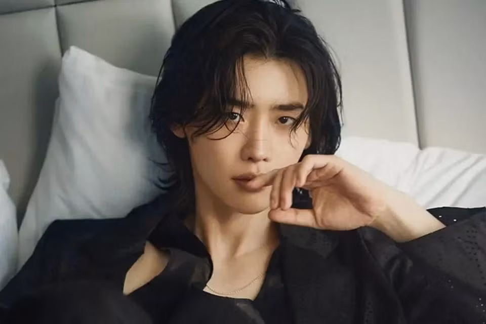 Lee Jong Suk sẽ đảm nhận vai diễn của một thuyền trưởng Hải quân vô cùng trung thành với thủy thủ trong đoàn phụ trách tàu ngầm của mình.