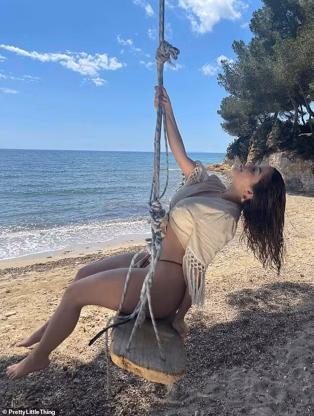 Người mẫu quyến rũ trông thật thanh thoát khi ngồi trên chiếc ghế xích đu trên bãi biển. Người mẫu quyến rũ trông thật thanh thoát khi ngồi trên chiếc ghế xích đu trên bãi biển.