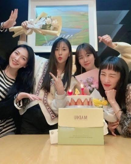 Hình ảnh mới nhất của KARA vào ngày kỷ niệm 14 năm ra mắt.