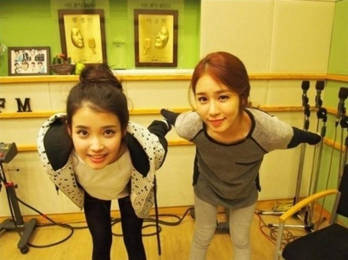 IU và Yoo In Ah gặp nhau lần đầu tiên thông qua chương trình truyền hình. IU và Yoo In Ah gặp nhau lần đầu tiên thông qua chương trình truyền hình.