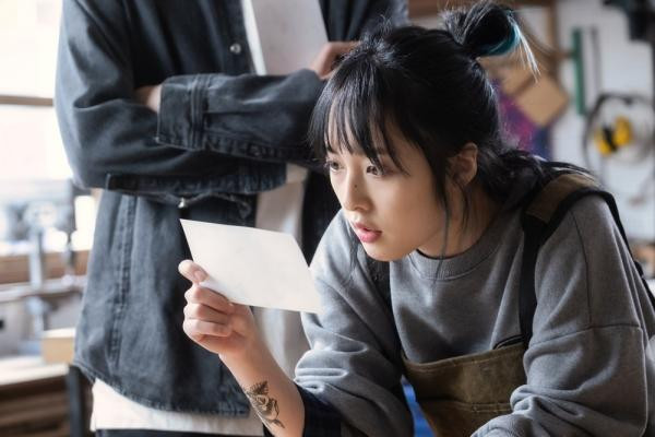 Nữ diễn viên Kim Bo Ra đảm nhận vai Da-hye, người trông chừng nhân vật chính Ji-Woo. Nữ diễn viên Kim Bo Ra đảm nhận vai Da-hye, người trông chừng nhân vật chính Ji-Woo.