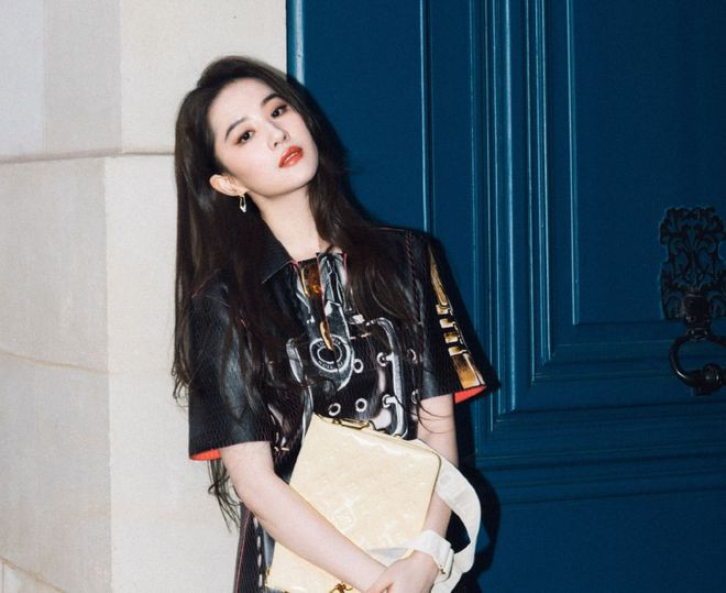 Lưu Diệc Phi là đại sứ thương hiệu của Louis Vuitton. Cô trở thành gương mặt quen thuộc trong các chiến dịch của hãng. Bên cạnh đó, nhà mốt Pháp thường xuyên chia sẻ hình ảnh 'mỹ nhân' 36 tuổi này lên các trang mạng xã hội.