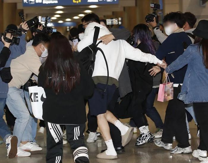 Kim Seon Ho chật vật trốn thoát khỏi vòng vây của truyền thông.