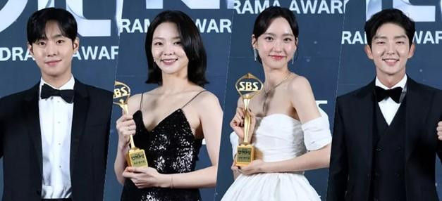 Dàn diễn viên nổi bật nhất năm qua 'đổ bộ' SBS Drama Awards 2021. Dàn diễn viên nổi bật nhất năm qua 'đổ bộ' SBS Drama Awards 2021.